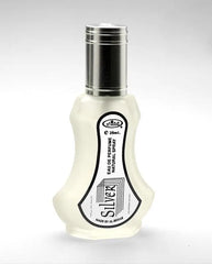 Een slanke transparante glazen sprayfles silver 35 ml met zilverkleurige dop en zwart label silver