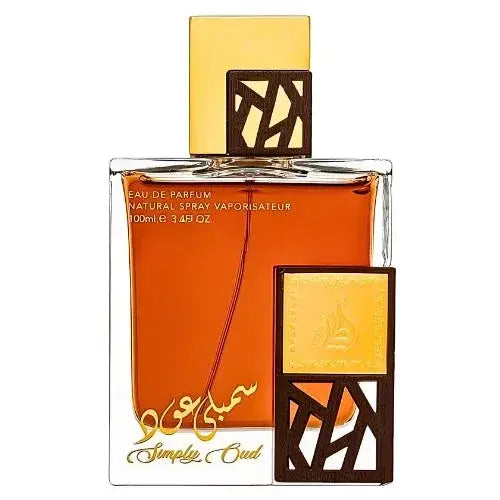 Een rechthoekige glazen parfumfles met gouden dop en donkerbruine geometrische accenten gevuld met amberkleurige simply oud eau de parfum