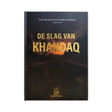Zwart hardbackboek de slag van khandaq met gouden letters en dramatisch zonsonderganglandschap op de cover