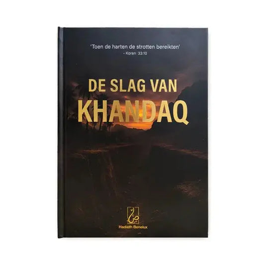 Zwart hardbackboek de slag van khandaq met gouden letters en dramatisch zonsonderganglandschap op de cover