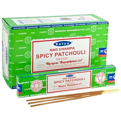 Boxes of Satya Nag Champa Spicy Patchouli wierookstokjes voor een rijke geur