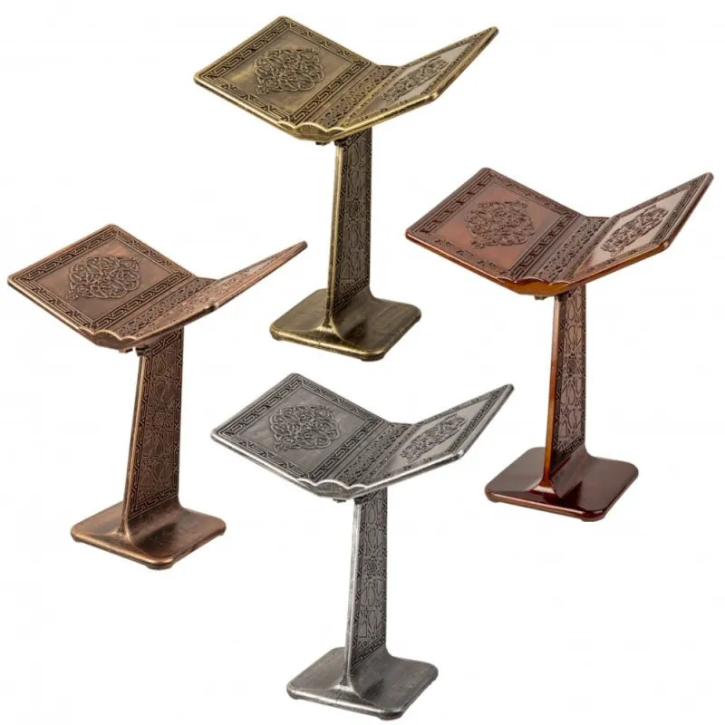 Ornate metal book stands voor de staande plastic koranstandaard in gebruik