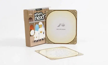 Een vierkante, crèmekleurige kaart met gouden sierlijke rand en arabische tekst allah akbar voor stappen naar gebed