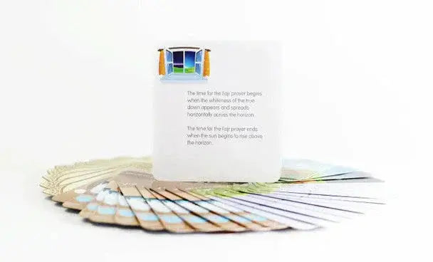Witte rechthoekige doos met gedrukt tekst en kleurrijke raamillustratie bovenop, omringd door stappen tot gebed kaarten