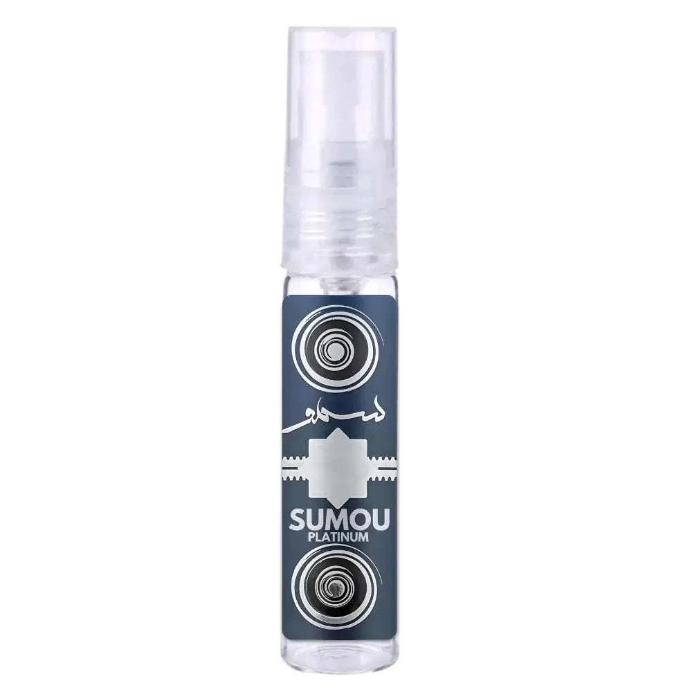 Helder glazen sprayfles met donkerblauw etiket, witte geometrische ontwerpen en merk sumou platinum