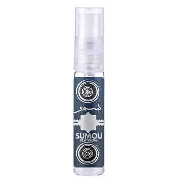 Helder glazen sprayfles met donkerblauw etiket, witte geometrische ontwerpen en merk sumou platinum