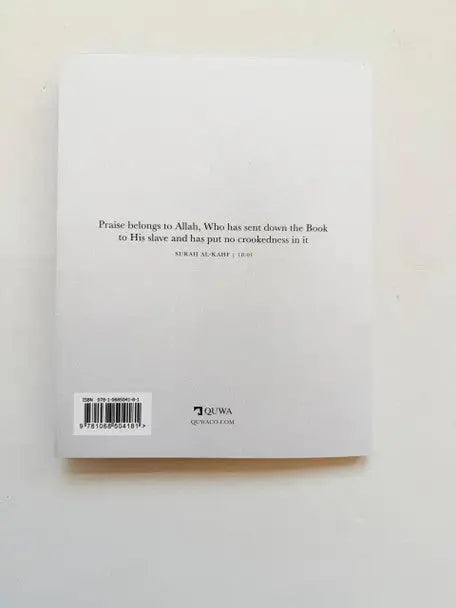 Achterzijde van witte qur’an surah al-kahf met minimalistische zwarte tekst en barcode op cover