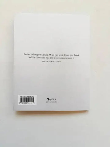 Achterzijde van witte qur’an surah al-kahf met minimalistische zwarte tekst en barcode op cover