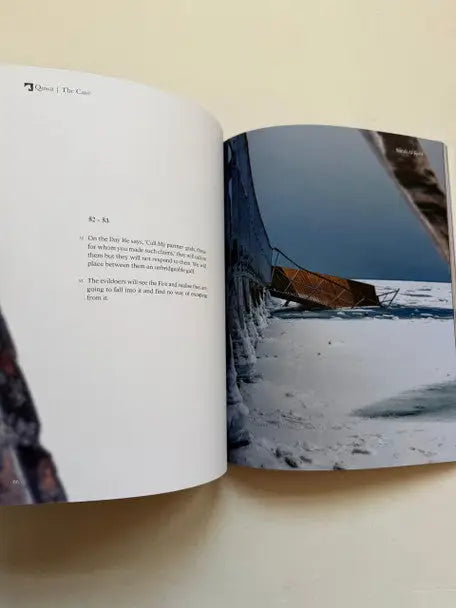 Open boek surah al-kahf met tekst links en foto van oranje houten structuur in besneeuwd landschap rechts