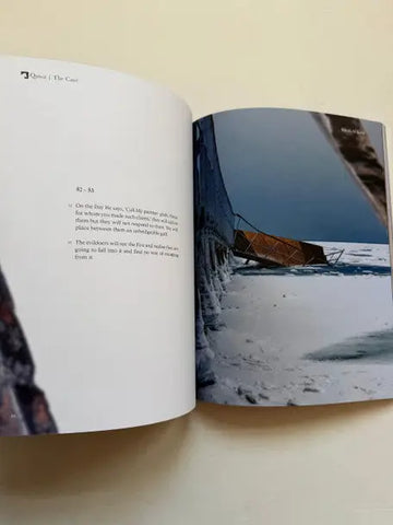 Open boek surah al-kahf met tekst links en foto van oranje houten structuur in besneeuwd landschap rechts