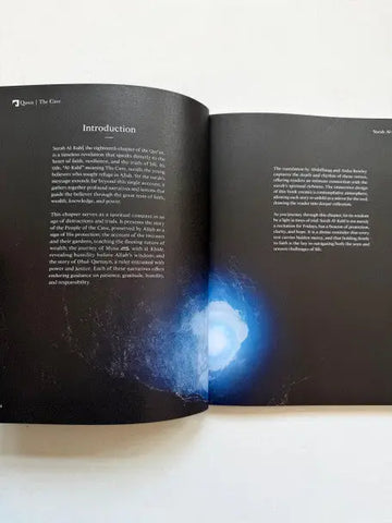 Open boek surah al-kahf met zwarte pagina’s en een blauw gloeiend cirkelontwerp op de linkerpagina