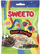 Een kleurrijke snoepzak sweet sour string snoep rainbow 80g halal met regenboogkleurige gummy wormen en fruitillustraties