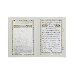 Twee pagina’s van een geïllustreerd manuscript met Nederlandse vertaling van Tajweed Koran