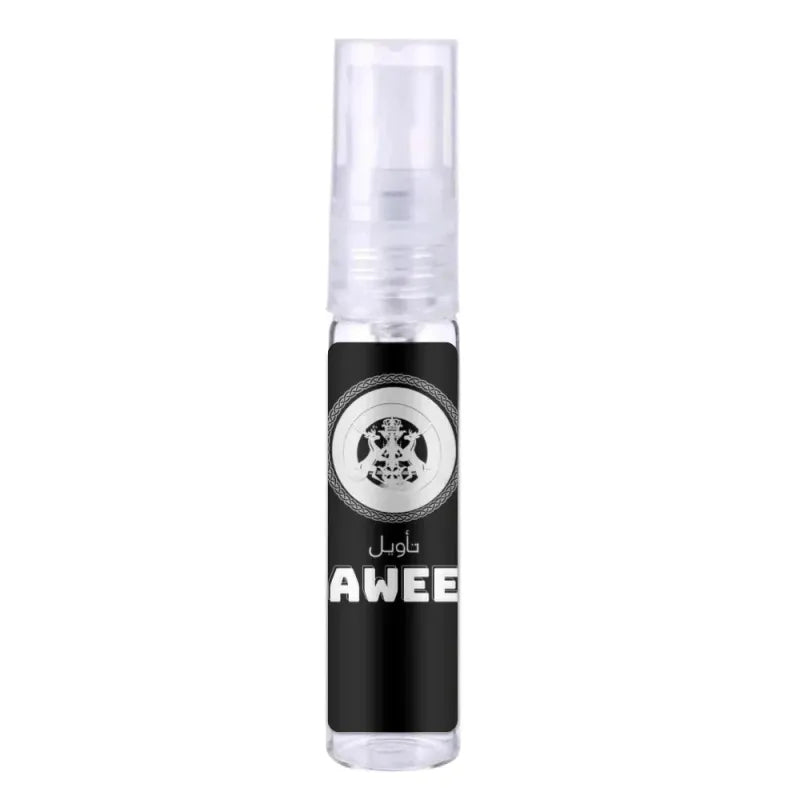 Een strak zwart en helder spuitflesje met een zilveren embleem en awee branding van het product taweel