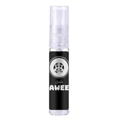 Een strak zwart en helder spuitflesje met een zilveren embleem en awee branding van het product taweel