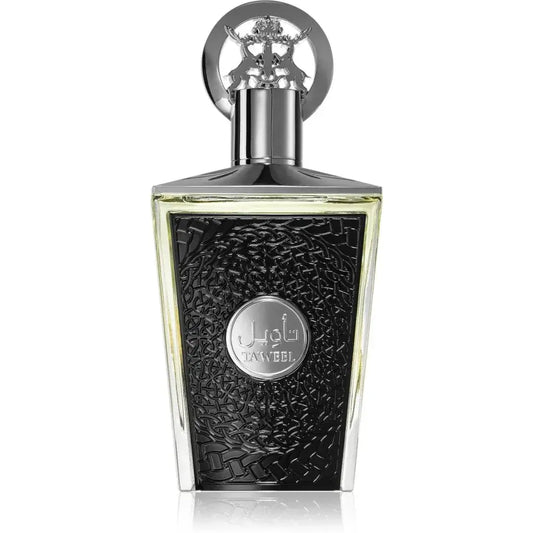 Een strak, rechthoekig taweel parfumbottle met een zwarte gestructureerde voorkant en zilveren accenten