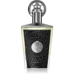 Een strak, rechthoekig taweel parfumbottle met een zwarte gestructureerde voorkant en zilveren accenten