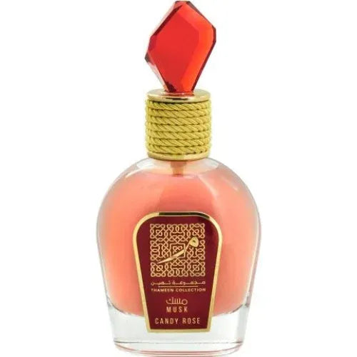 Perzikkleurige parfumfles met rode edelsteentopper van Thameen Candy Rose, Lattafa Parfum