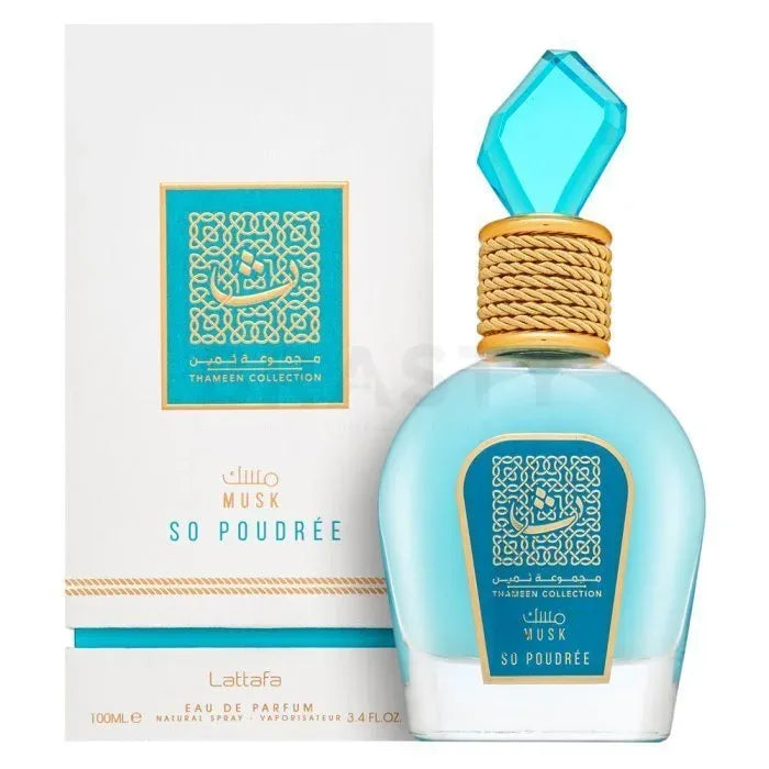 Lichtblauw parfumflesje met turquoise dop van Thameen So Poudrée, Lattafa parfum