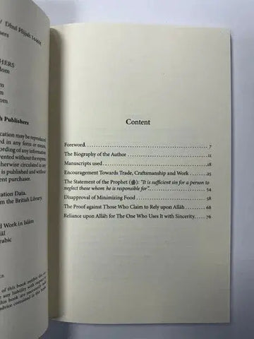 Open boek met roomkleurige pagina’s en inhoudsopgave van the art of trade craftsmanship and work in islām door imām abū bakr al-khallāl