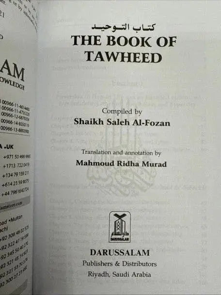 De book of tawheed witte paperback met zwarte tekst en arabisch schrift op de voorkant
