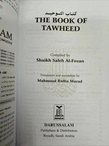 De book of tawheed witte paperback met zwarte tekst en arabisch schrift op de voorkant