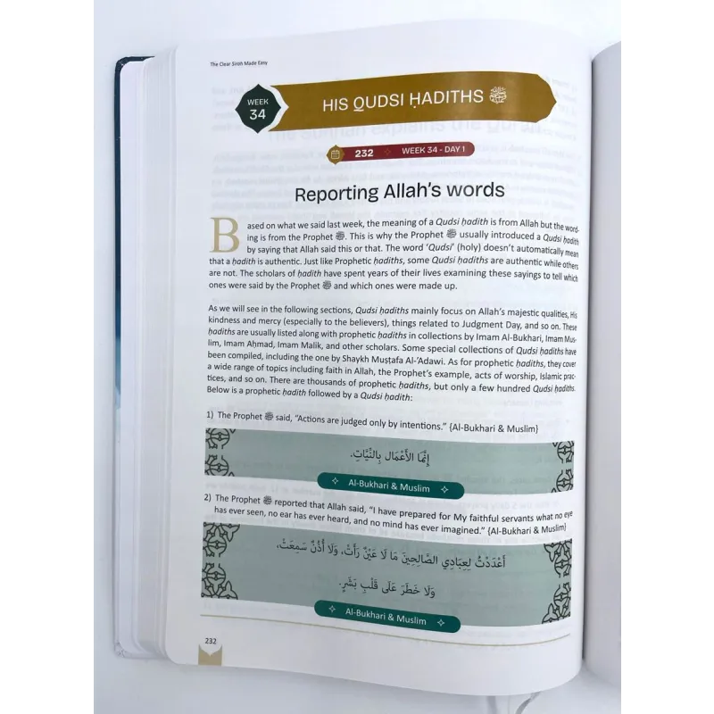 Open boek met His Qudsi Hadiths uit De Clear Sirah Made Easy - 365 Days With The Prophet ﷺ