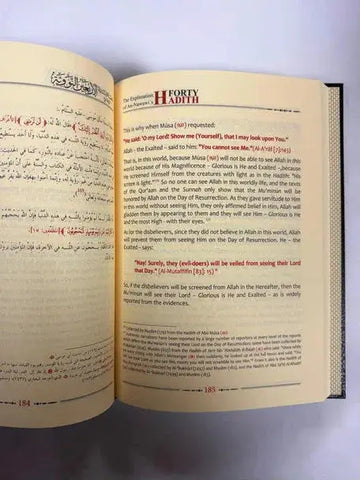 Open boek met arabische tekst links en engelse vertaling rechts met rode kop forty hadith in imam al-nawawi 40 hadith 2 volume set