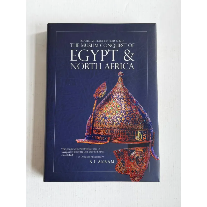 Een rijk versierde helm met goud en kleurrijke patronen op een donkerblauwe omslag van het boek the muslim conquest of egypt and north africa