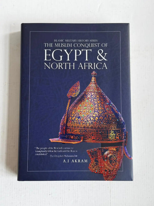 Een rijk versierde helm met goud en kleurrijke patronen op een donkerblauwe omslag van het boek the muslim conquest of egypt and north africa