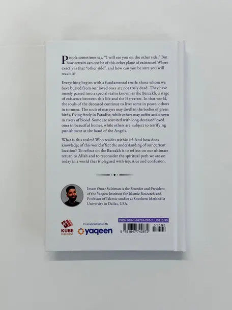 Achterzijde van een wit boek the other side barzakh and beyond met een portret van imam omar suleiman en uitgeverslogo’s