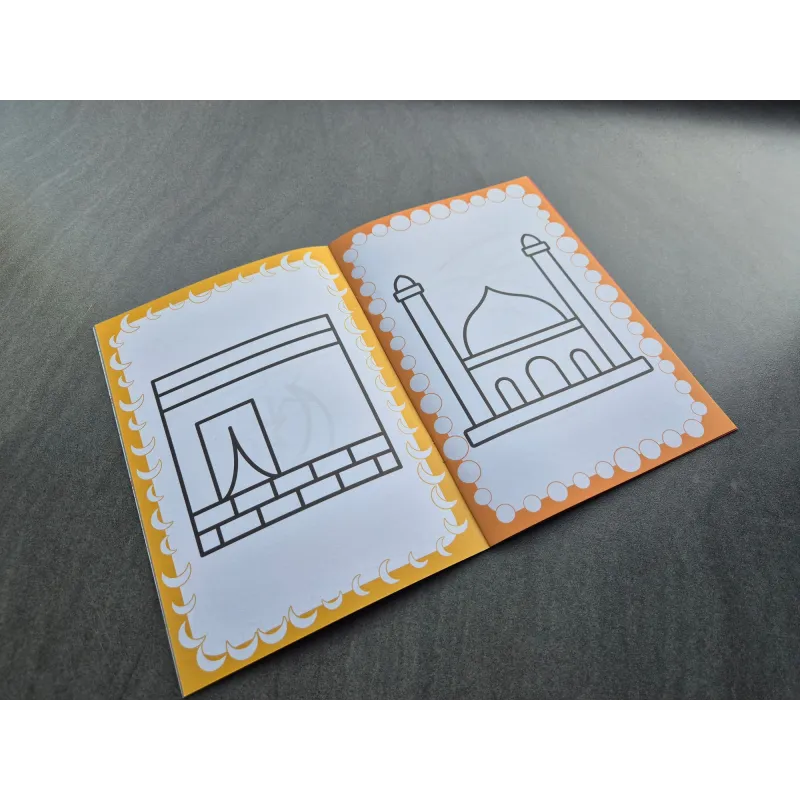 Open notebook met eenvoudige architectonische tekeningen in het Tiny Muslim kleurboek