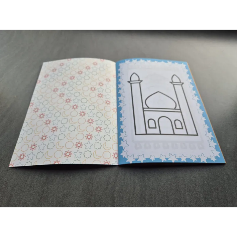 Open greeting card met moskee-tekening en sterpatroon uit het Tiny Muslim kleurboek