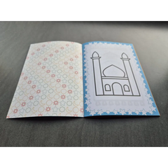 Open greeting card met moskee-tekening en sterpatroon uit het Tiny Muslim kleurboek