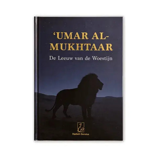 Donkerblauw hardcover boek umar al-mukhtar de leeuw van de woestijn met gouden letters en zwarte leeuwensilhouet op cover