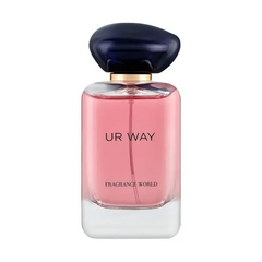 Roze parfumfles met zwarte dop van Fragrance World, label UR WAY