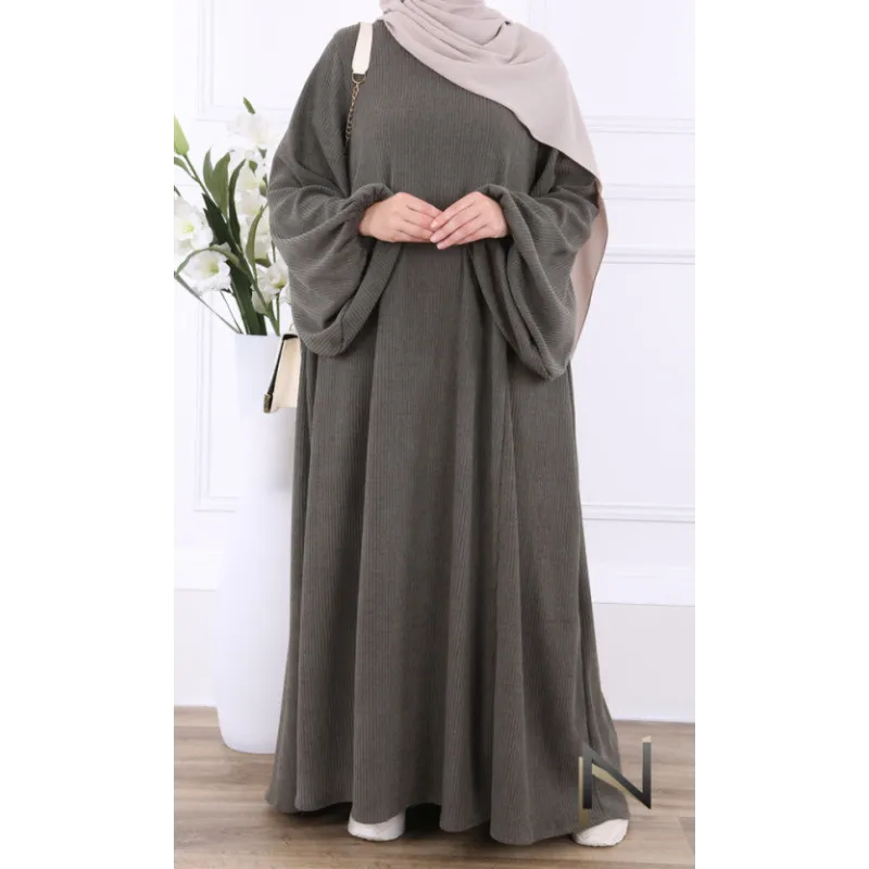 Zachtgroene fluwelen Papillon abaya met wijde mouwen en hijab