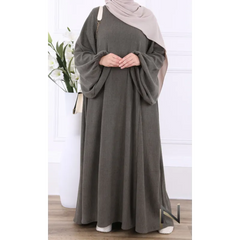 Zachtgroene fluwelen Papillon abaya met wijde mouwen en hijab