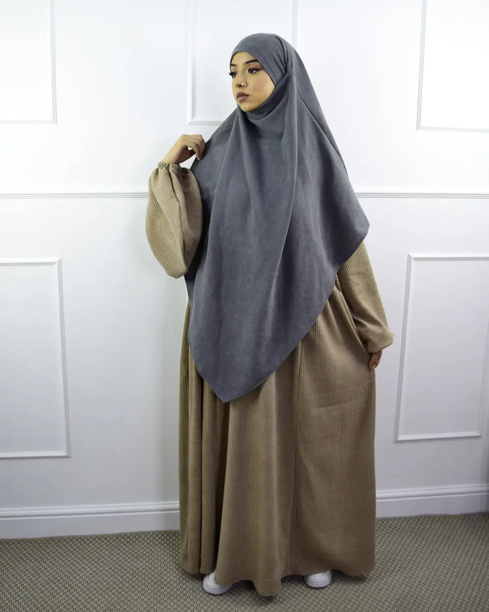 Een zachte grijze hijab met een vloeiend ontwerp gedragen over een lange beige jurk in de velvet papillon abaya collectie