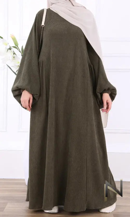 Olive groene ribfluwelen velvet papillon abaya met wijde mouwen en gedrapeerde hijab