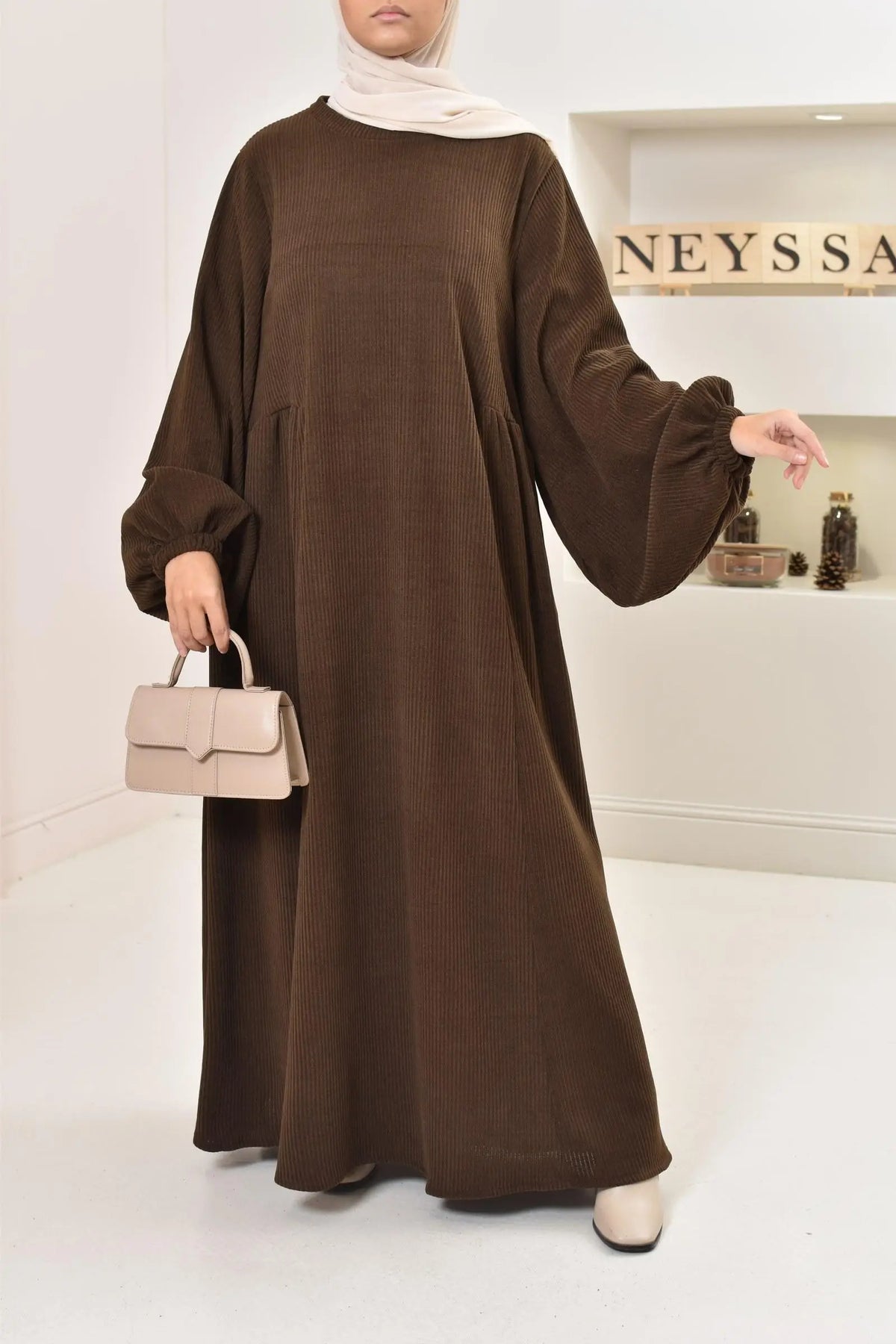 Bruine ribgebreide velvet papillon abaya met lange mouwen en hoge halslijn