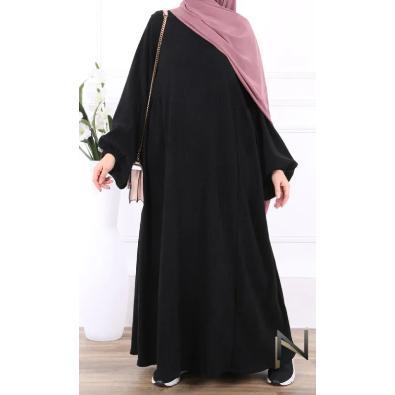 Zwarte abaya met roze hijab en gouden kettingtas van Velvet Papillon