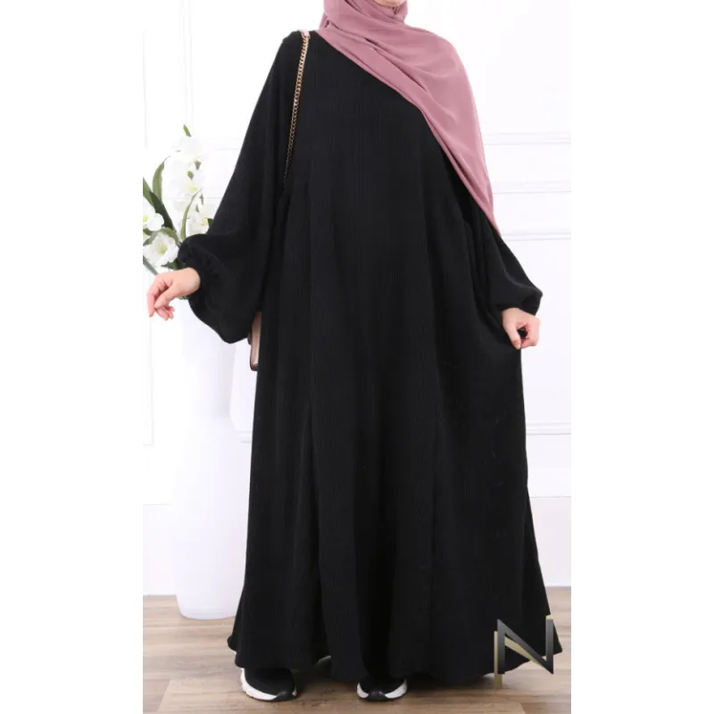 Zwarte abaya met roze hijab en gouden kettingdetail, Velvet Papillon