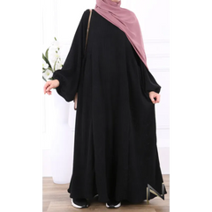 Zwarte abaya met roze hijab en gouden kettingdetail, Velvet Papillon