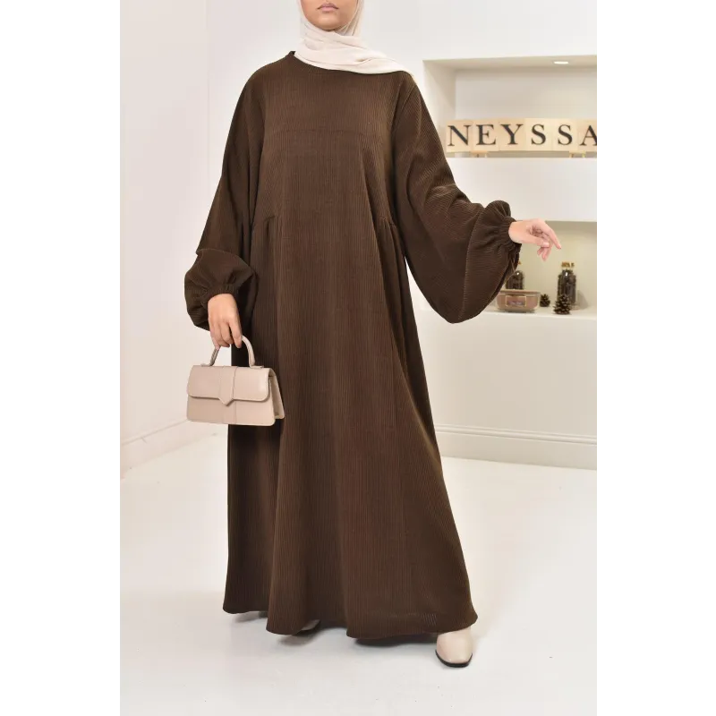 Bruine Velvet Papillon abaya met wijde mouwen, hijab en Neyssa stijl