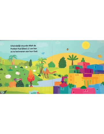 A kleurrijke pagina uit het kinderboek Het verhaal van Profeet Hud met illustraties van palmbomen dieren en gebouwen