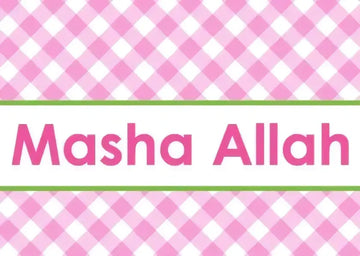 Wenskaart geboorte meisje met roze en witte ruitjes en roze tekst masha allah op banner