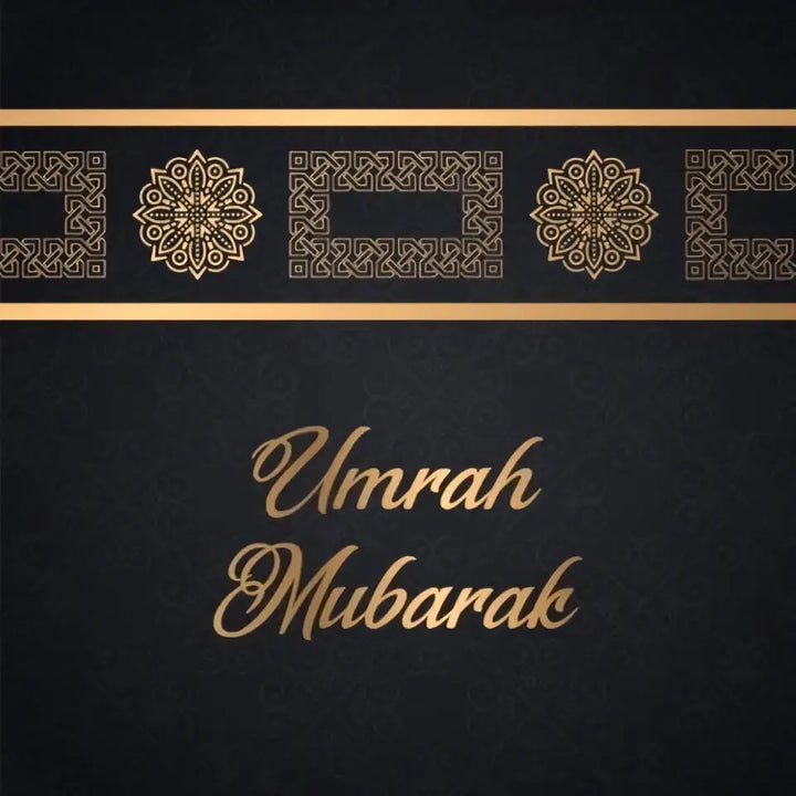 Wenskaart umrah mubarak met zwarte kaart en gouden sierlijke rand en umrarah mubarak tekst in elegante letters