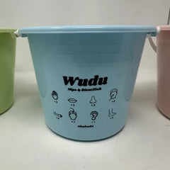 Lichtblauwe plastic woedoe emmer voor Wudu met illustratieve stappen