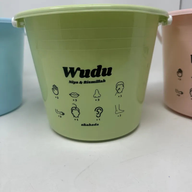 Lichtgroene plastic woedoe emmer met wudu instructies voor reinigingsritueel